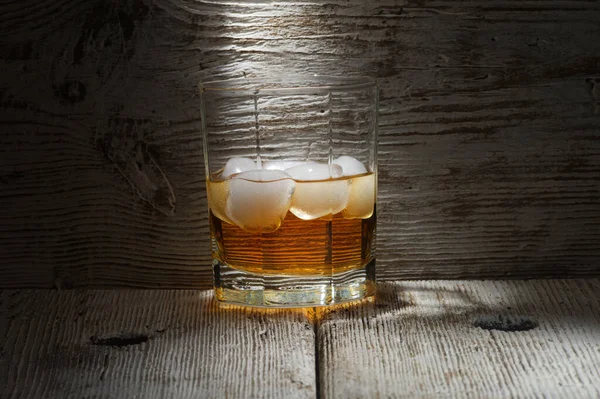 Vaso Whisky Con Hielo Blanco Sobre Una Mesa Madera Blanca — Foto de Stock