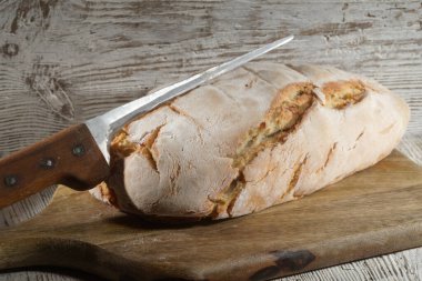 Leavenda ekmek. Ahşap zeminde taze ev yapımı ekmek.