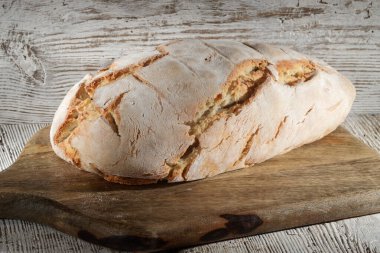 Leavenda ekmek. Ahşap zeminde taze ev yapımı ekmek.