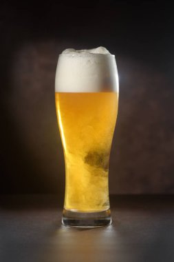 Bira. Biranın birası soyut arka planda izole edilmiş. Soğuk zanaat hafif bardakta bira