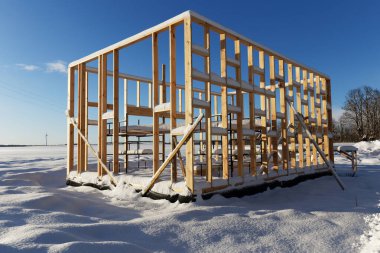 Ahşap çerçeveli evin yeni yerleşim yeri soğuk kış havası