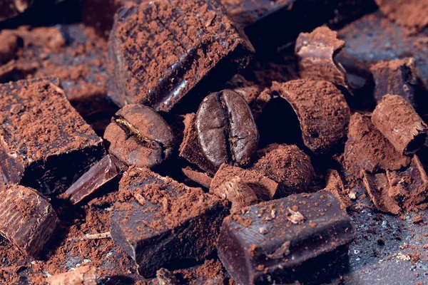 Donkere chocolade en koffie bonen — Stockfoto