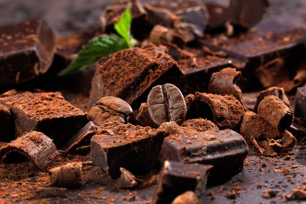 Donkere chocolade en koffie bonen — Stockfoto