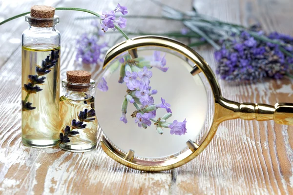 Weißes Herz und Lavendelöl auf Holztisch — Stockfoto