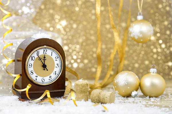 Bonne année. Vieille horloge sur fond abstrait jaune — Photo