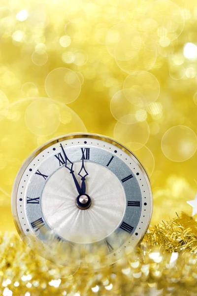 Bonne année. Vieille horloge sur fond abstrait jaune — Photo