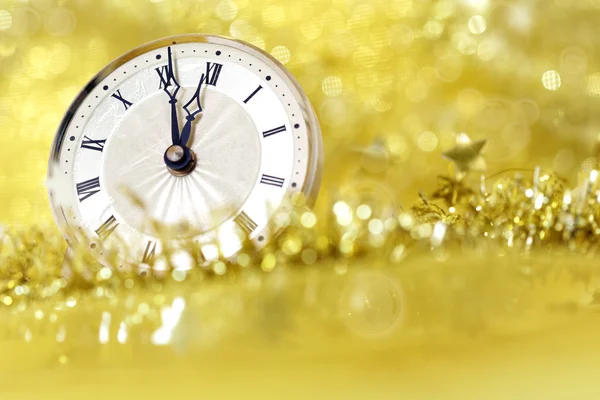 Bonne année. Vieille horloge sur fond abstrait jaune — Photo