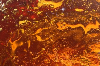 Yüksek çözünürlüklü bir konyak ya da viskinin yüksek çözünürlüklü fotoğrafı.