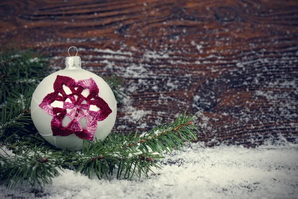 Weihnachtskugel auf abstraktem Hintergrund — Stockfoto