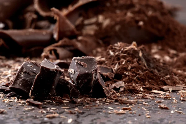 Raspas de chocolate escuro na mesa de pedra — Fotografia de Stock