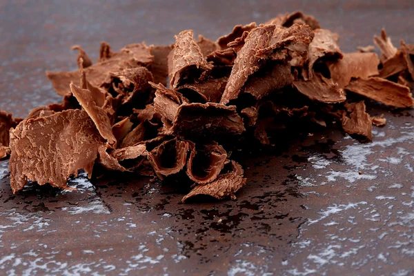 Тёмные шоколадные стружки на каменном столе — стоковое фото