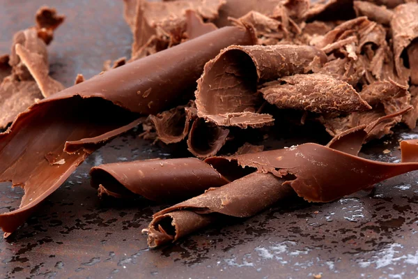 Taş Masa üzerinde koyu çikolata talaşı — Stok fotoğraf