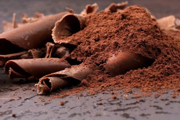Donkere chocolade krullen en bestrooid cacaopoeder — Stockfoto