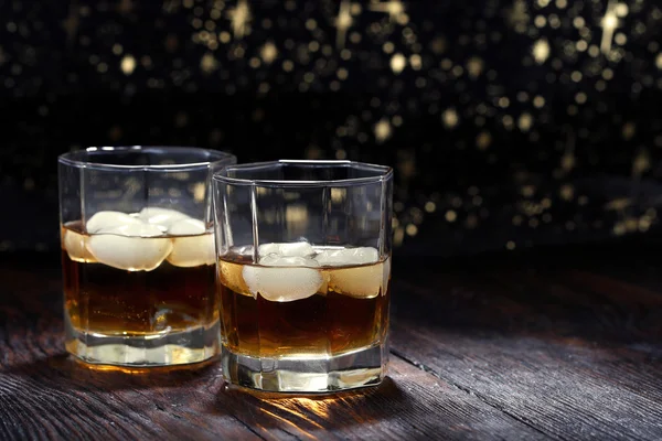 Dos vasos de whisky en una mesa vieja — Foto de Stock