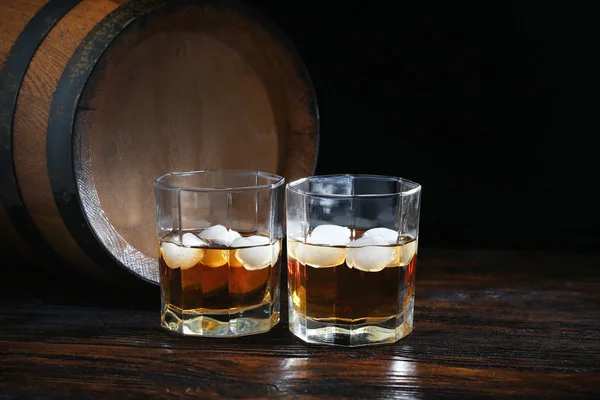 Dos vasos de whisky en una mesa vieja — Foto de Stock
