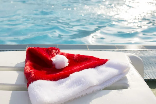 Sombrero de Navidad junto a la piscina — Foto de Stock