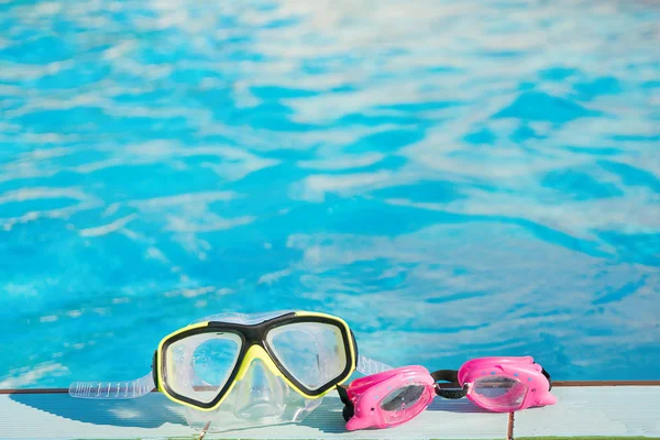 Glasögon av swimmingpool på en sommarsemester — Stockfoto