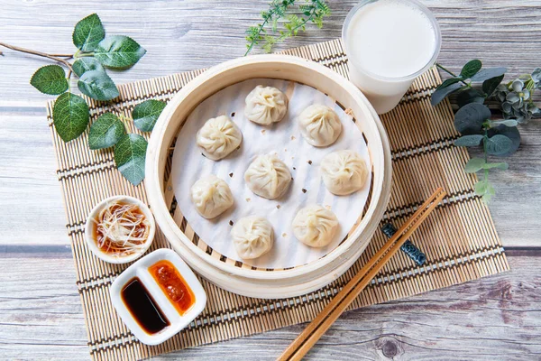 Gedämpfter Xiaolongbao Serviert Einem Traditionellen Dampfenden Korb — Stockfoto