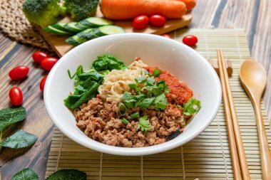 Yunnan usulü soğuk erişte, bu karışık soğuk erişte ve sebze karışımı tatlı, ekşi ve lezzetli bir sos..