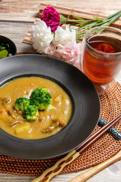 Schweinefleisch Curry Reis Auf Holzgrund — Stockfoto