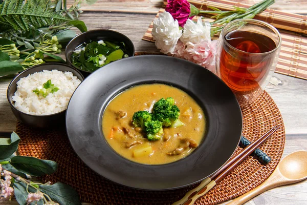 Curry Cerdo Arroz Sobre Fondo Madera —  Fotos de Stock