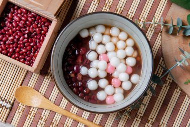 Çin glutinous pirinç topları, Çin yemeği, Çin düğün günü ve Kış Gündönümü Festivali 'nde tatlı olarak servis edilir. 