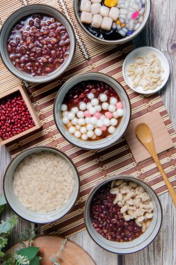 Çin glutinous pirinç topları, Çin yemeği, Çin düğün günü ve Kış Gündönümü Festivali 'nde tatlı olarak servis edilir. 
