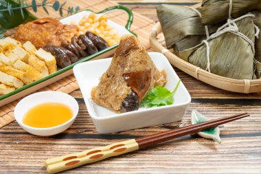 pirinç köftesi glutinous pirinçten yapılmış ve bambu yapraklarına sarılmış geleneksel bir Çin pirinç yemeğidir. Ejderha Teknesi Festivali zongzi yapıyor ve yiyor. 