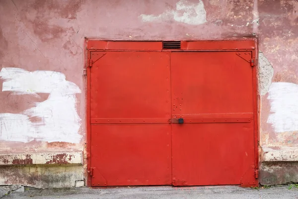 Большие Раскачивающиеся Металлические Двери Гаража Красного Цвета Обшарпанной Стене Дома — стоковое фото