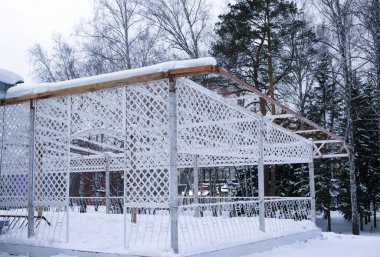 Restoranın açık yaz verandası karla kaplı, hiç insan yok. Kış, kar, soğuk, buz