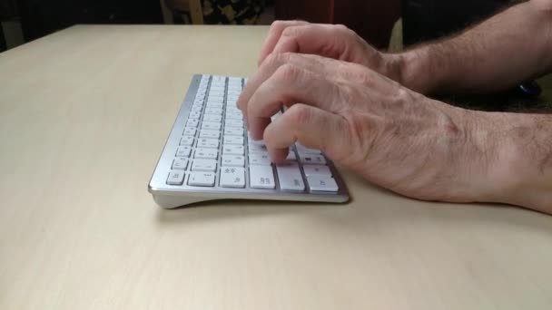 Zbliżenie Dłonie Starszego Mężczyzny Pisze Białej Klawiaturze Praca Domu Dla — Wideo stockowe