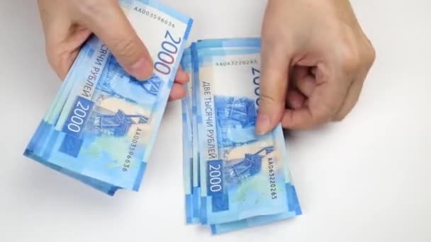 Kobieta Liczy Banknoty Dwóch Tysięcy Rosyjskich Rubli Białym Tle — Wideo stockowe