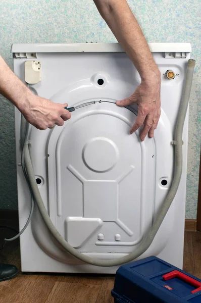 세탁기 남자가 드라이버 세탁기의 뒤통수를 대규모 가전제품을 수선하는 로열티 프리 스톡 이미지