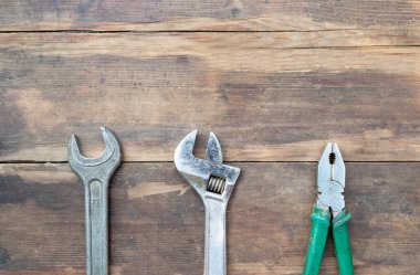 Koyu kahverengi ahşap arka planda eski çilingir araçları