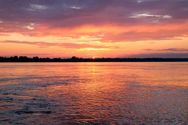 川や湖で美しい夕日 雲とピンクの水で空 — ストック写真