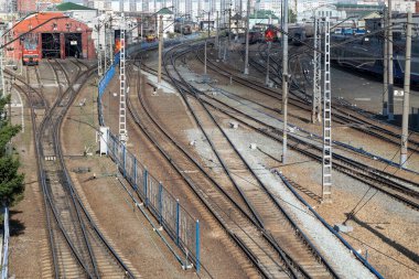 Rusya, Novosibirsk, 7 Eylül 2021 Büyük bir istasyonda tren rayları ve vagonları