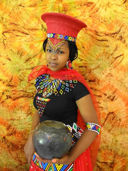 Zulu Braut posiert mit Kalebasse — Stockfoto