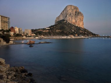 Akdeniz sahilleri gün batımında ve arka planda Ifach var. Calpe, Alicante