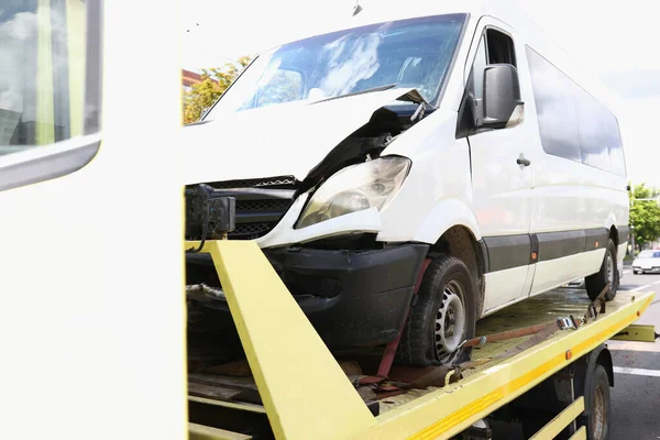 Capucha rota del coche que se encuentra en la grúa. — Foto de Stock