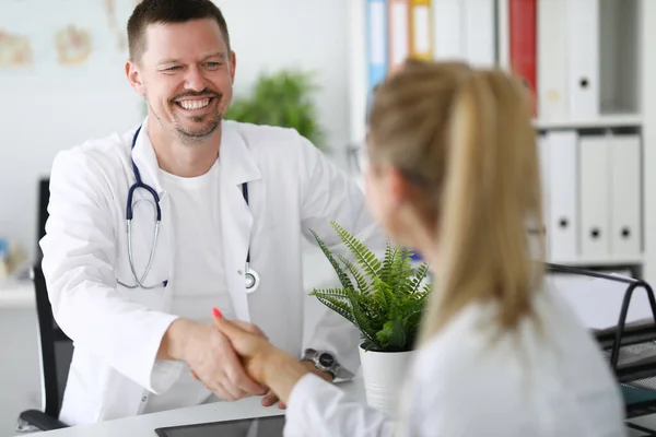 Läkare kollegor ler och skaka hand på kontoret. — Stockfoto