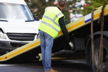 Çekici kamyon şoförü hurda minibüsü çekiciye yükledi..