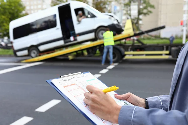 Agente femenino llena una póliza de seguro después de accidente de coche. — Foto de Stock