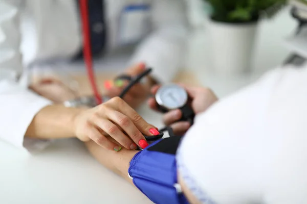 Ärztin misst Blutdruck bei Patientin. — Stockfoto