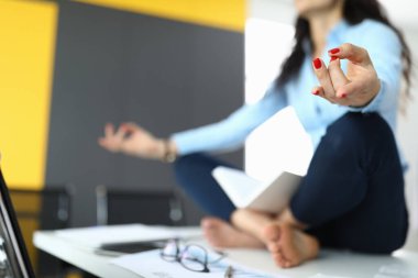 Masadaki kadının parmakları meditasyonda sıkıştı.