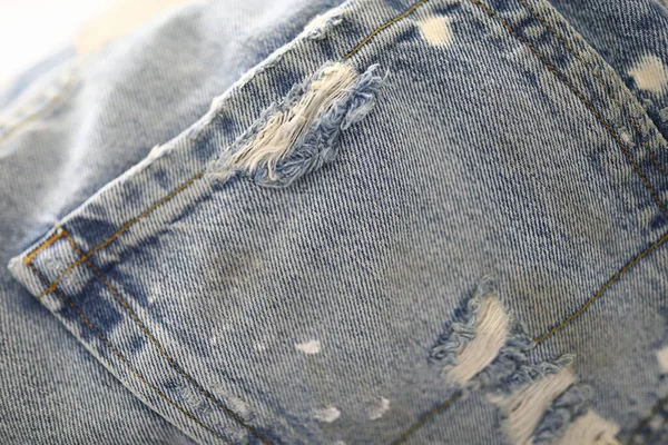Bolso traseiro de calça jeans com desgastado e fio. — Fotografia de Stock