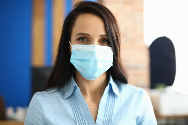 Retrato de mujer de negocios en máscara médica protectora en la oficina —  Fotos de Stock