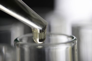 Şeffaf sıvı pipetten test tüpüne atılır.