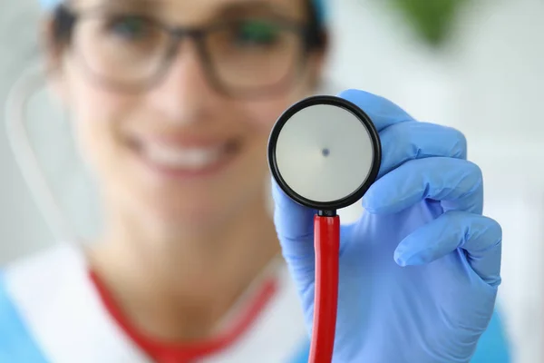 Médico sorridente segurando estetoscópio em sua mão. — Fotografia de Stock