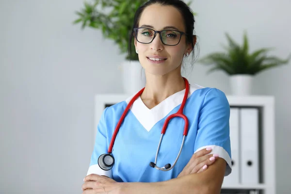 Portret van vrouwelijke arts met bril in medisch kantoor. — Stockfoto