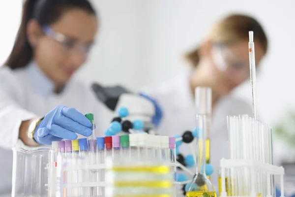 Dois pesquisadores estão conduzindo experimentos em laboratório. — Fotografia de Stock